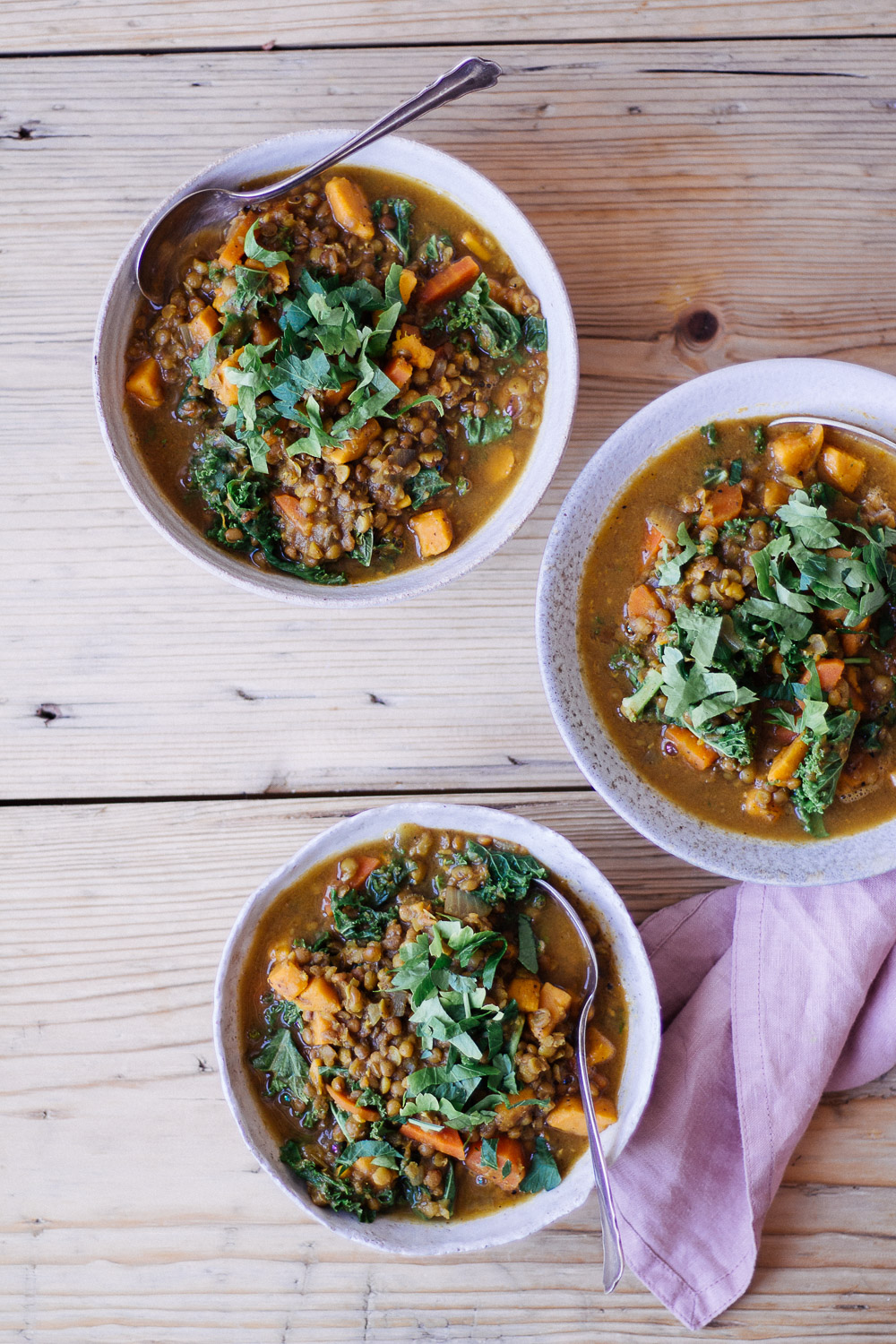 Persische Linsensuppe mit Grünkohl - rein pflanzlich, vegan, glutenfrei, ohne raffinierten Zucker - inzone.biz