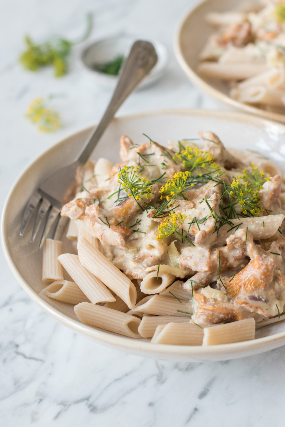 Pfifferlingspasta mit Cashew-Dill-Sauce - rein pflanzlich, vegan, glutenfrei, ohne raffinierten Zucker - inzone.biz