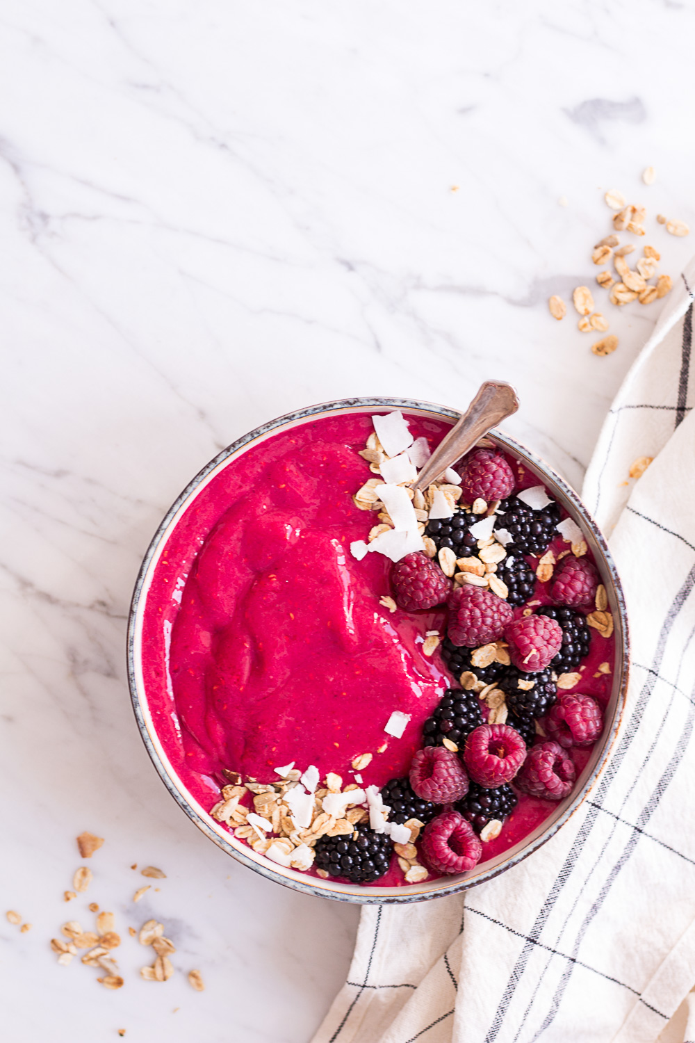 Pinker Antioxidantien-Smoothie - rein pflanzlich, vegan, glutenfreie Option, ohne raffinierten Zucker - inzone.biz
