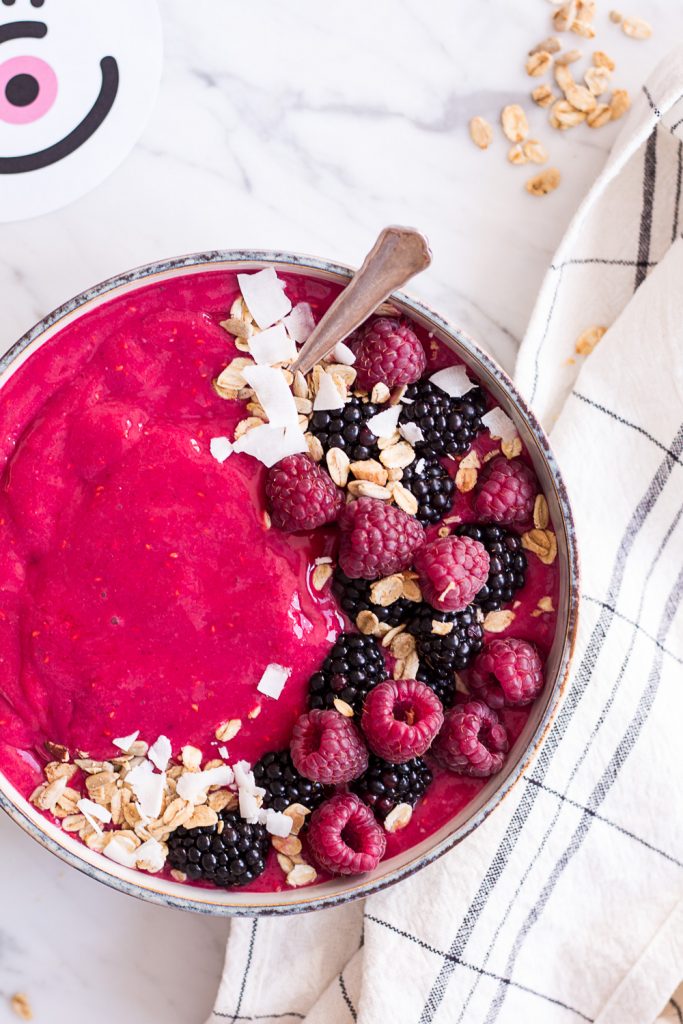 Pinker Antioxidantien-Smoothie - rein pflanzlich, vegan, glutenfreie Option, ohne raffinierten Zucker - inzone.biz