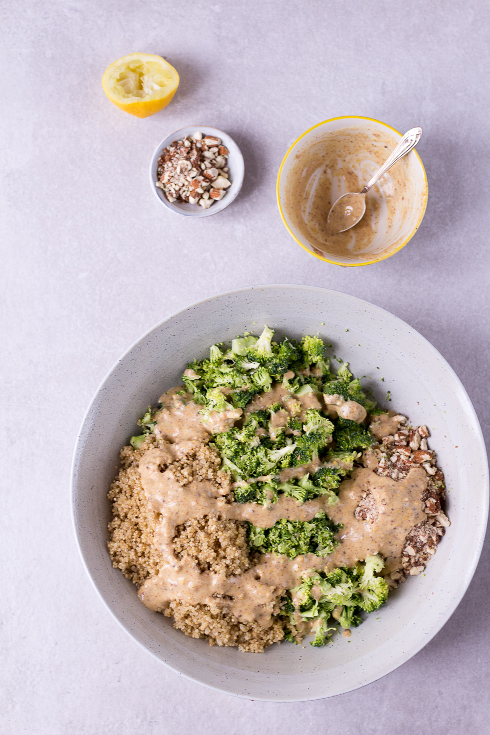 Roher Brokkoli Quinoa Power Salat- rein pflanzlich, vegan, glutenfrei, ohne raffinierten Zucker - inzone.biz