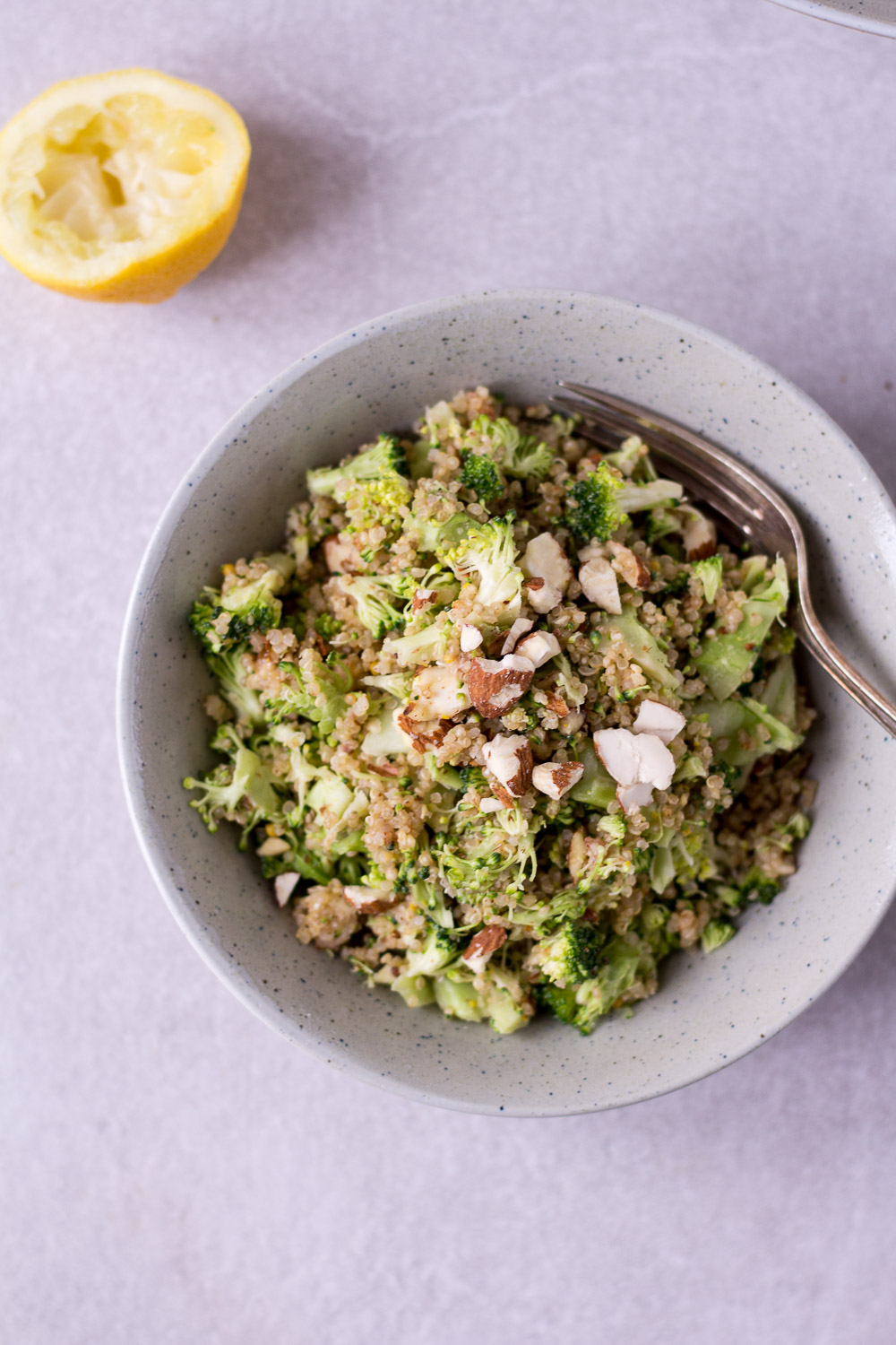 Roher Brokkoli Quinoa Power Salat- rein pflanzlich, vegan, glutenfrei, ohne raffinierten Zucker - inzone.biz