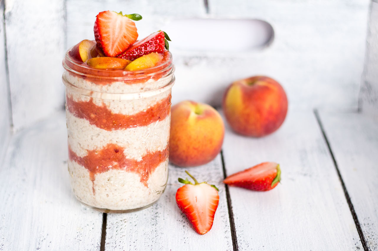 Rohes Erdbeer-Pfirsich Buchweizen-Porridge - glutenfrei, rein pflanzlich, ohne Milch, vegan, ohne raffinierten Zucker - inzone.biz