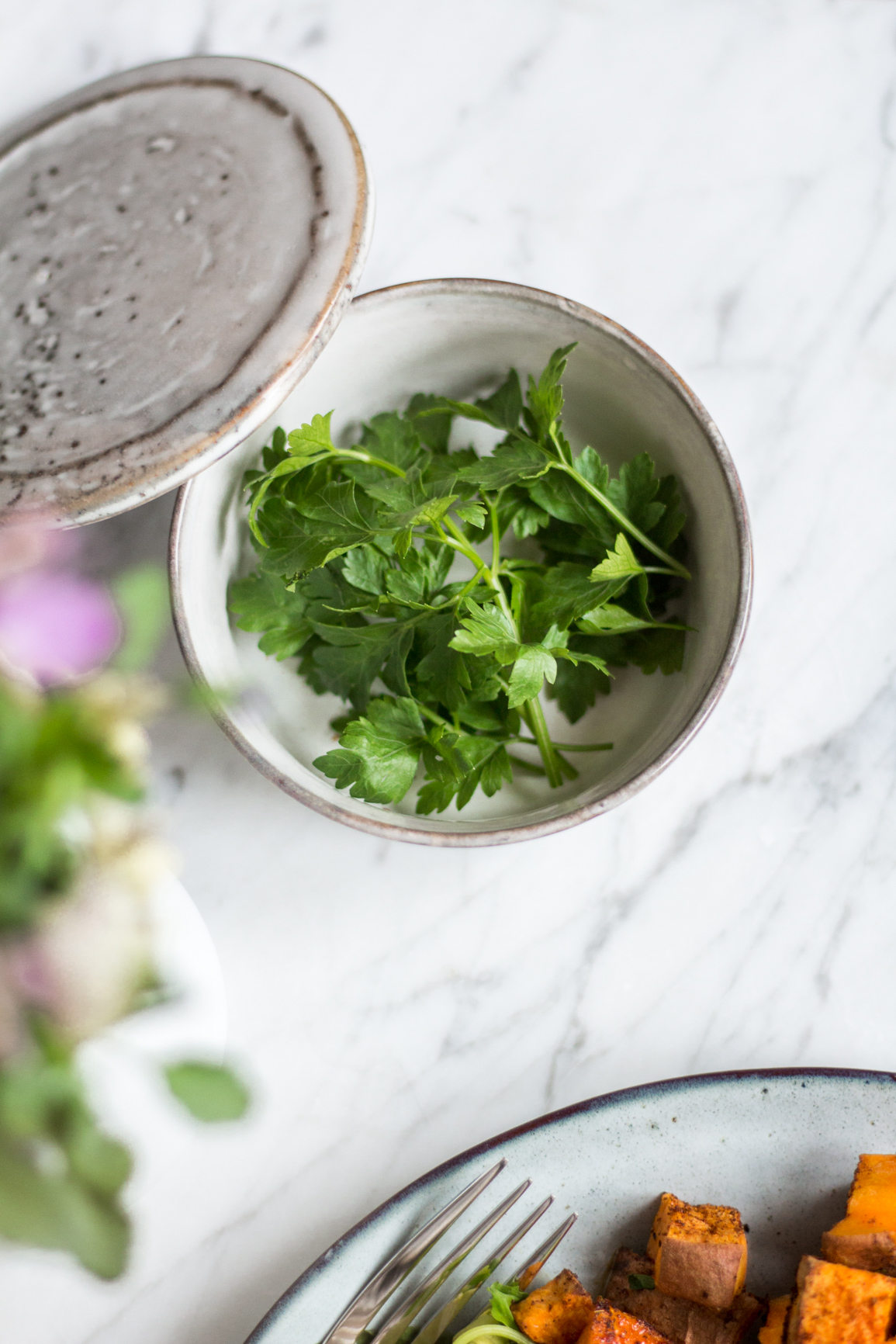 Frühlingshafte Spargel-Bowl – rein pflanzlich, vegan, glutenfrei, ohne raffinierten Zucker – inzone.biz