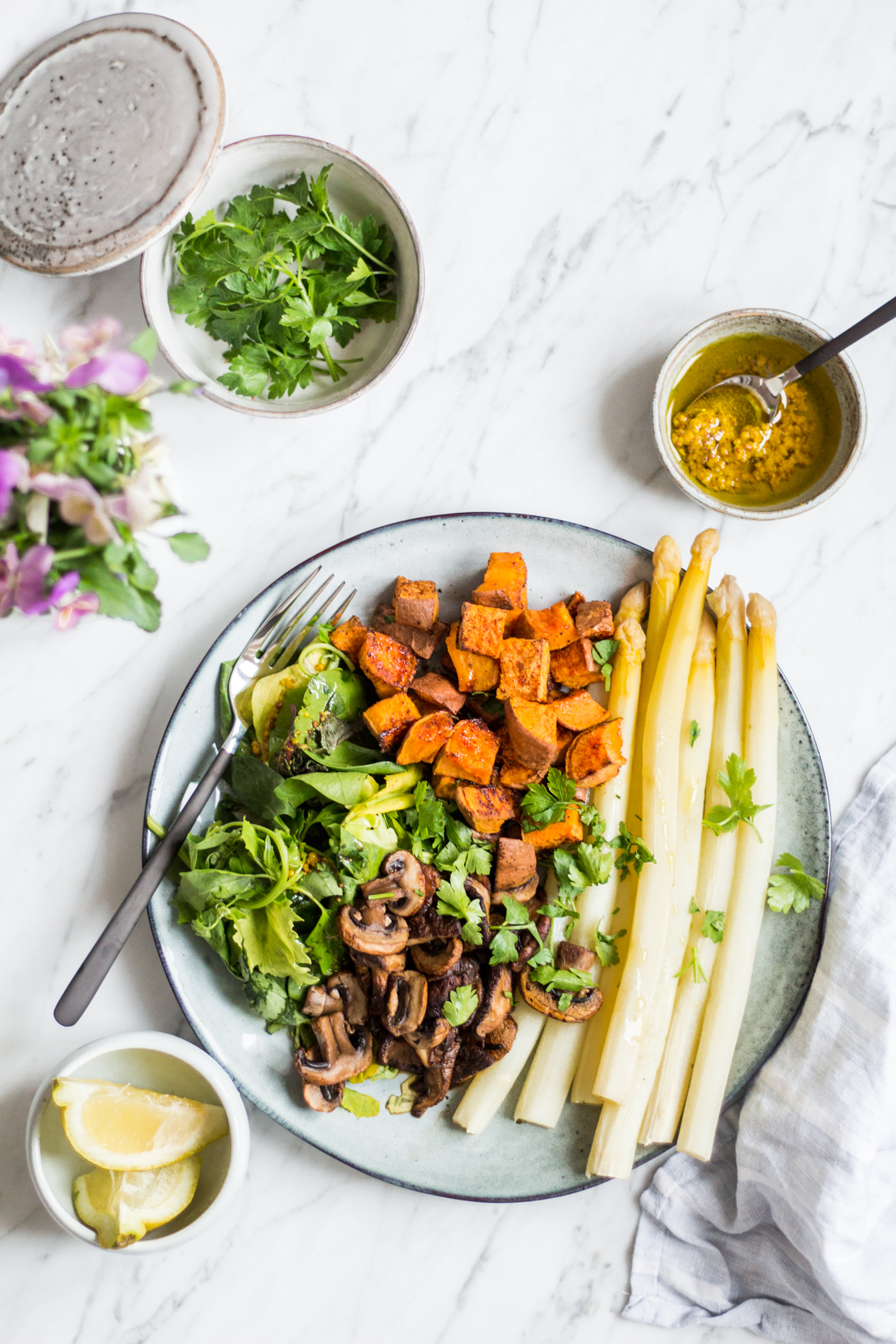 Frühlingshafte Spargel-Bowl – rein pflanzlich, vegan, glutenfrei, ohne raffinierten Zucker – inzone.biz
