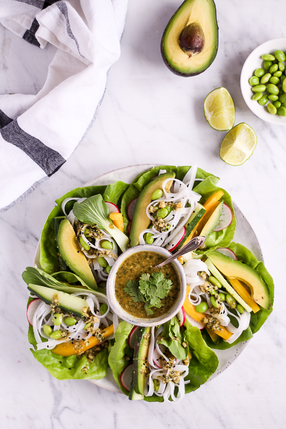 25 Minuten Salatwraps mit dem besten Cashew-Koriander-Dip - rein pflanzlich, vegan, glutenfrei, ohne raffinierten Zucker - inzone.biz