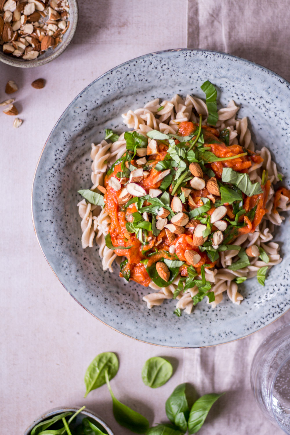 Schnelle Tomaten Spinat Pasta - rein pflanzlich, vegan, glutenfrei, ohne raffinierten Zucker - inzone.biz