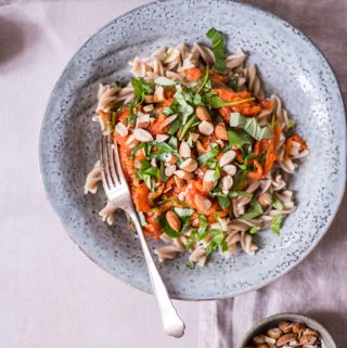 Schnelle Tomaten Spinat Pasta - rein pflanzlich, vegan, glutenfrei, ohne raffinierten Zucker - inzone.biz
