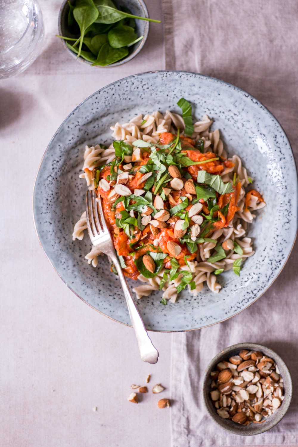 Schnelle Tomaten Spinat Pasta - rein pflanzlich, vegan, glutenfrei, ohne raffinierten Zucker - inzone.biz