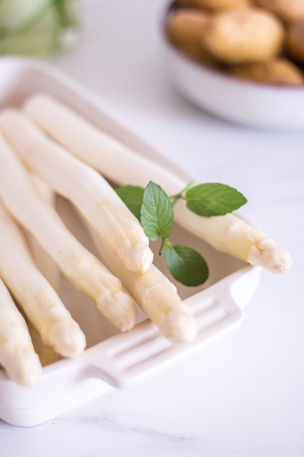 Schneller Ofen-Spargel mit Zitronen-Pesto – 30 Minuten Abendessen (zumindest fast) - rein pflanzlich, vegan, glutenfrei, ohne raffinierten Zucker - inzone.biz 