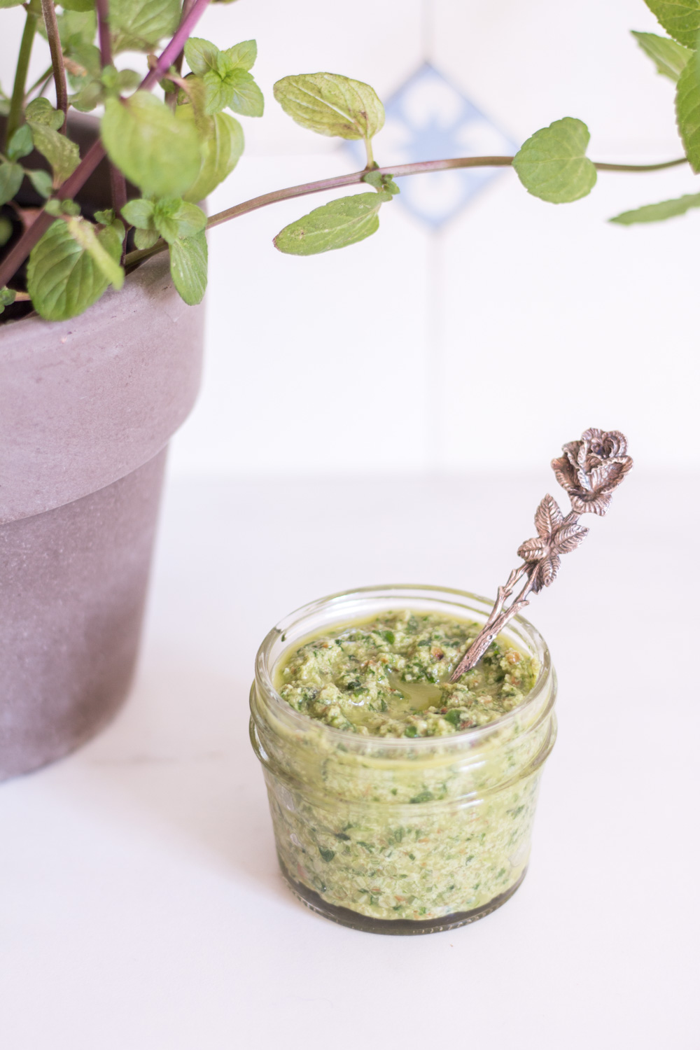 Schneller Ofen-Spargel mit Zitronen-Pesto – 30 Minuten Abendessen (zumindest fast) - rein pflanzlich, vegan, glutenfrei, ohne raffinierten Zucker - inzone.biz 