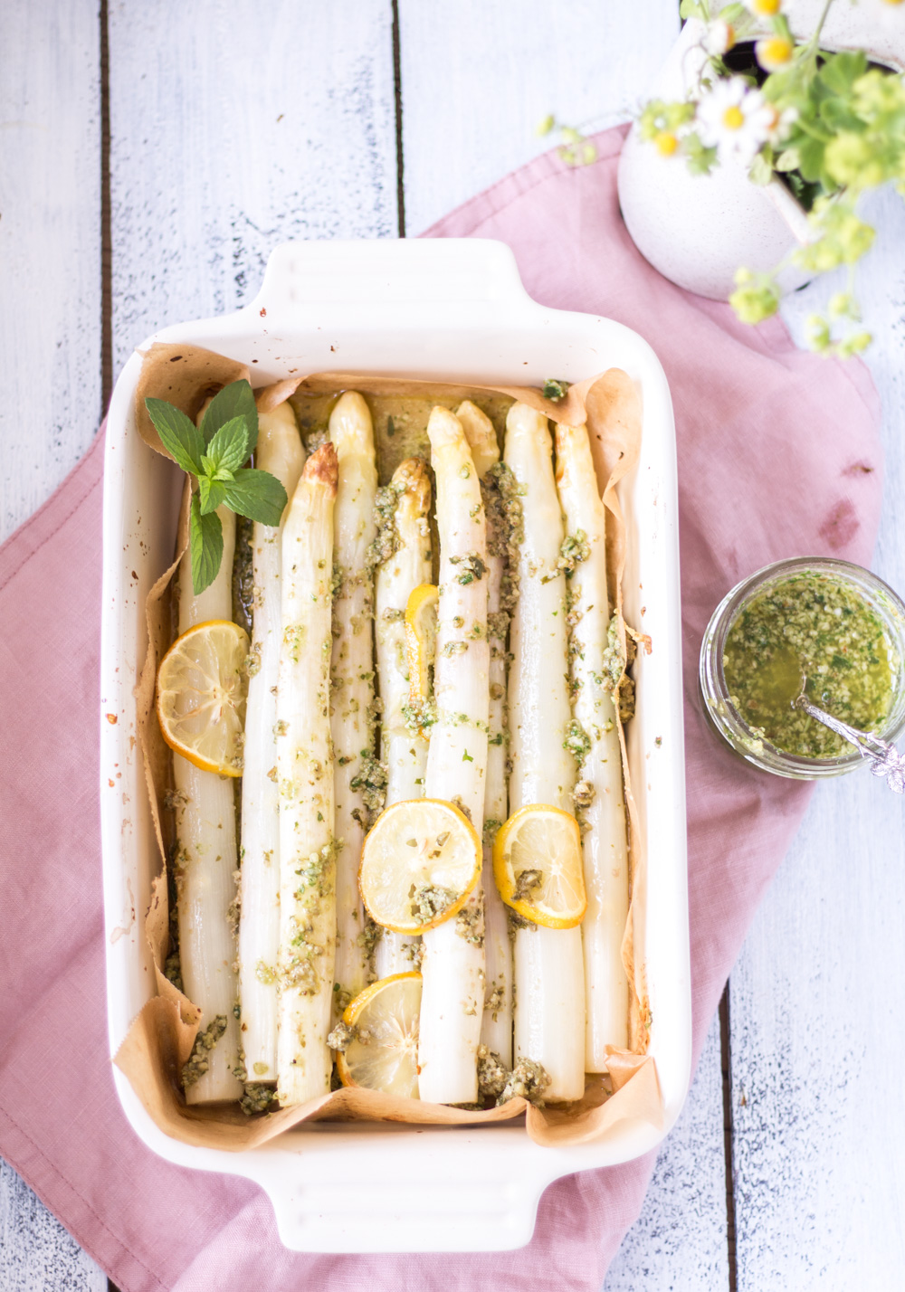 Schneller Ofen-Spargel mit Zitronen-Pesto – 30 Minuten Abendessen (zumindest fast) - rein pflanzlich, vegan, glutenfrei, ohne raffinierten Zucker - inzone.biz