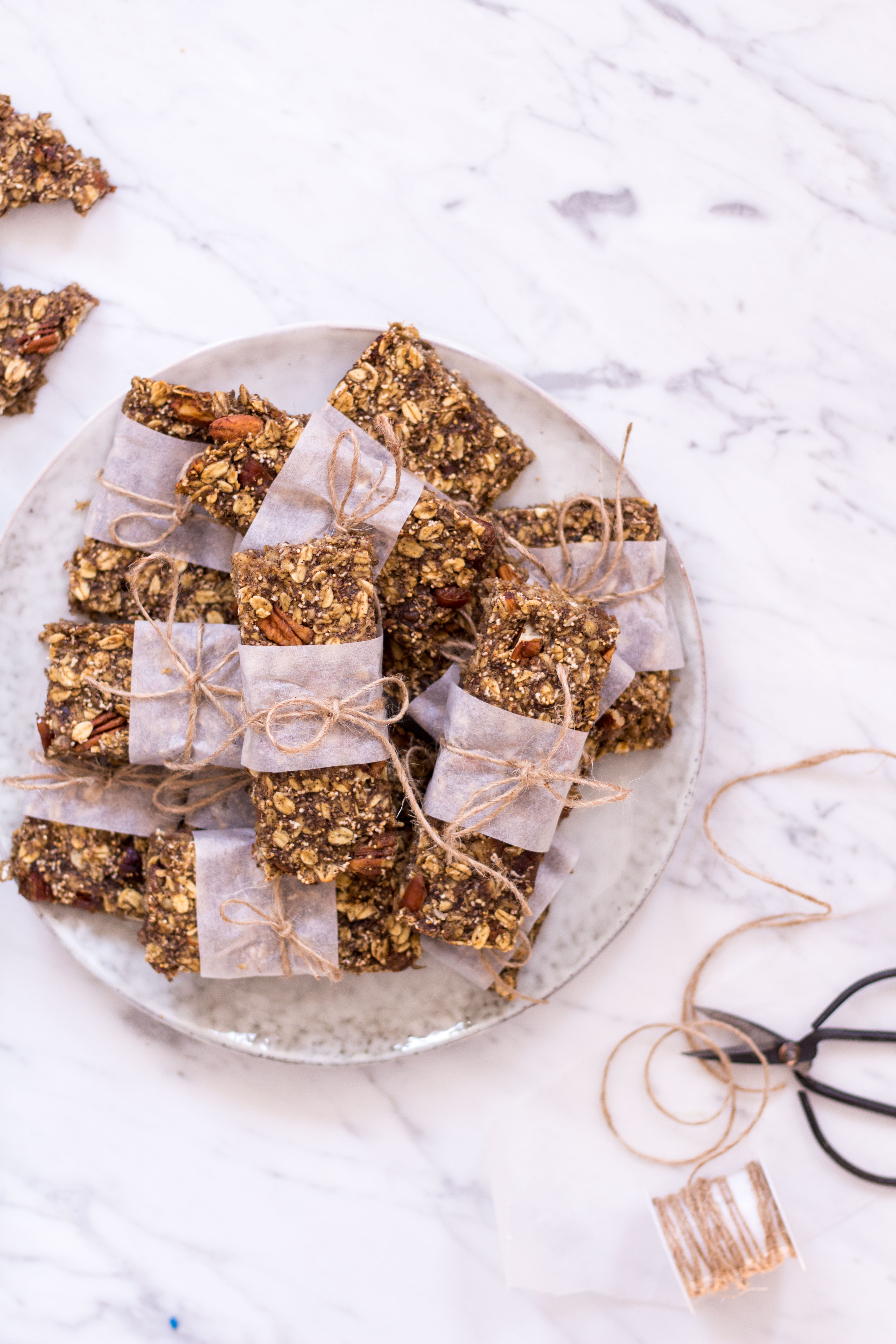 Selbst gemachte Müsliriegel mit Amaranth und Pekannüssen - rein pflanzlich, ohne raffinierten Zucker, vegan, glutenfreie Option - inzone.biz