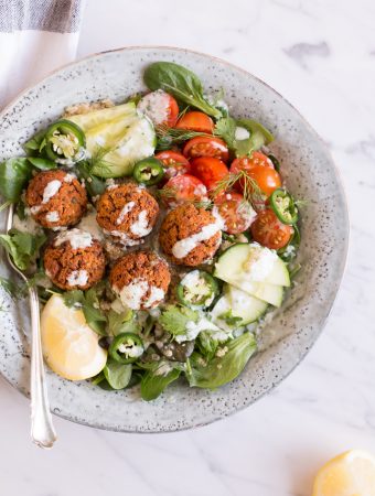 Süßkartoffel-Quinoa Falafel-Bowl mit Kokos-Koriander-Tzatziki - rein pflanzlich, vegan, glutenfrei, ohne raffinierten Zucker - inzone.biz