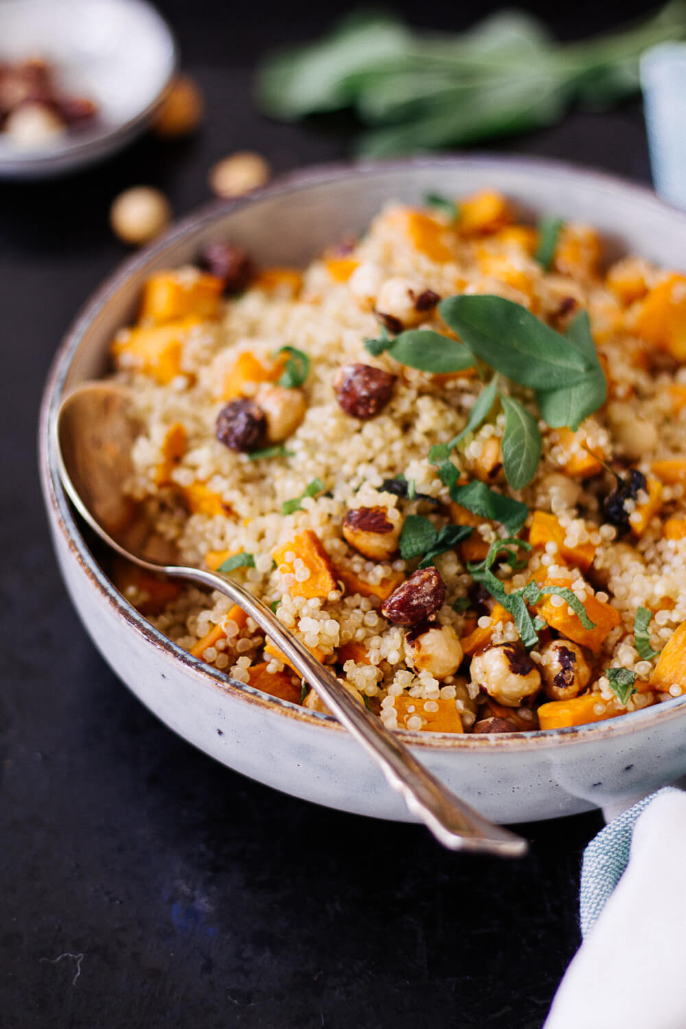 Süßkartoffel-Quinoa mit karamellisierten Haselnüssen - rein pflanzlich, vegan, glutenfrei, ohne raffinierten Zucker - inzone.biz
