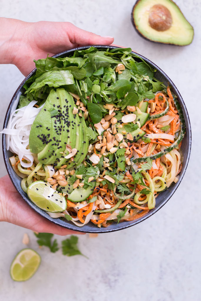 Summer Roll Bowl mit Erdnuss-Limetten-Sauce - rein pflanzlich, vegan, glutenfrei, vegetarisch, ohne raffinierten Zucker - inzone.biz