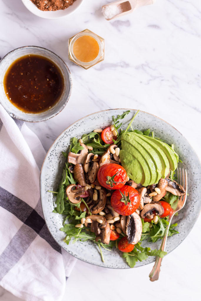Tamari Champignon Salat mit Honig-Mole-Dressing - rein pflanzlich, ohne raffinierten Zucker, vegetarisch, vegan, glutenfrei - inzone.biz