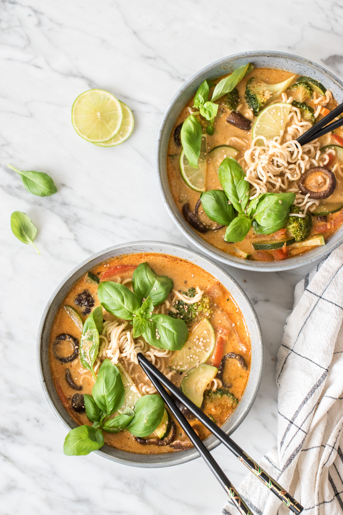 Thai-Erdnuss-Nudelsuppe - rein pflanzlich, vegan, glutenfrei, ohne raffinierten Zucker - inzone.biz