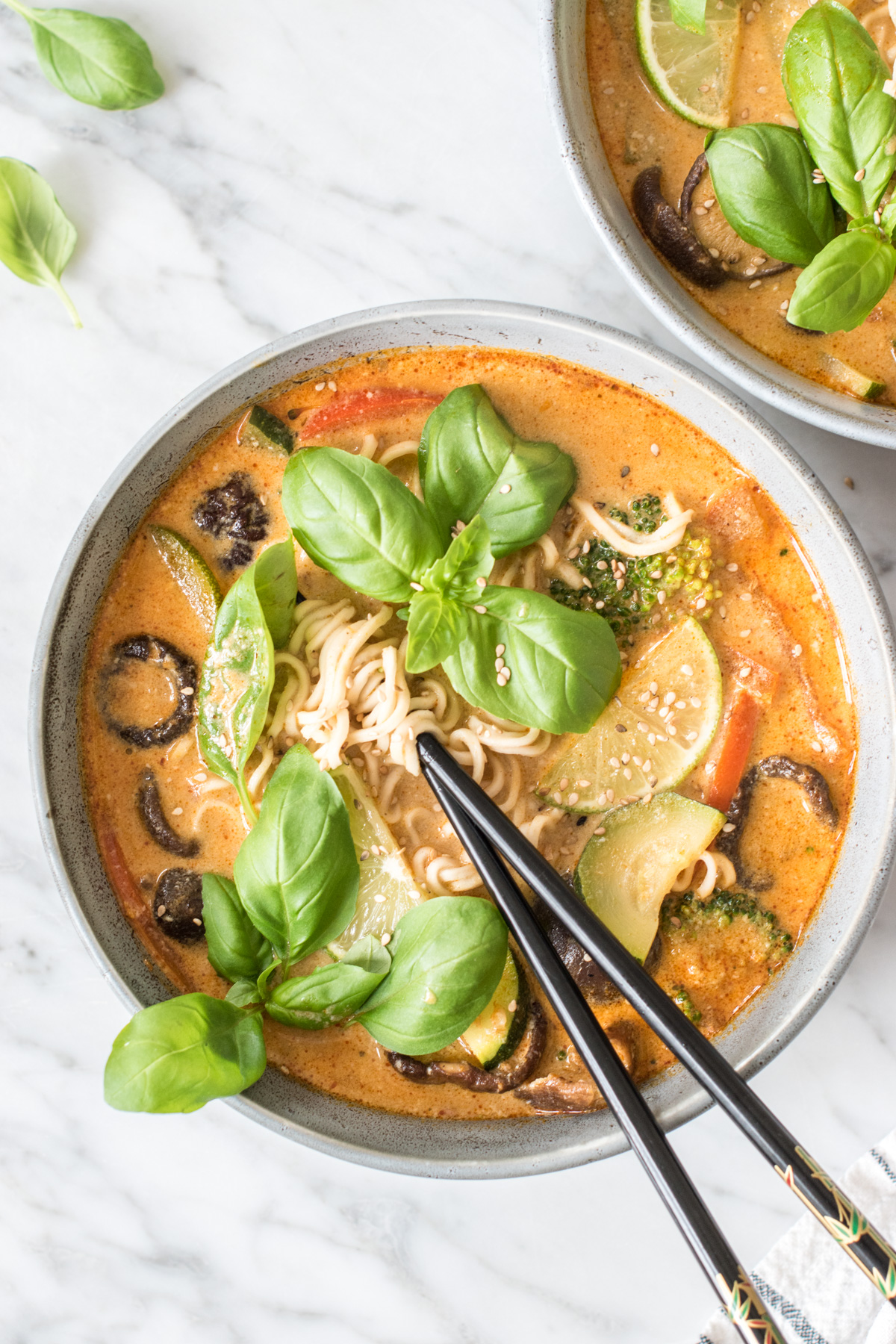 Thai-Erdnuss-Nudelsuppe - rein pflanzlich, vegan, glutenfrei, ohne raffinierten Zucker - inzone.biz