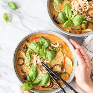 Thai-Erdnuss-Nudelsuppe - rein pflanzlich, vegan, glutenfrei, ohne raffinierten Zucker - inzone.biz