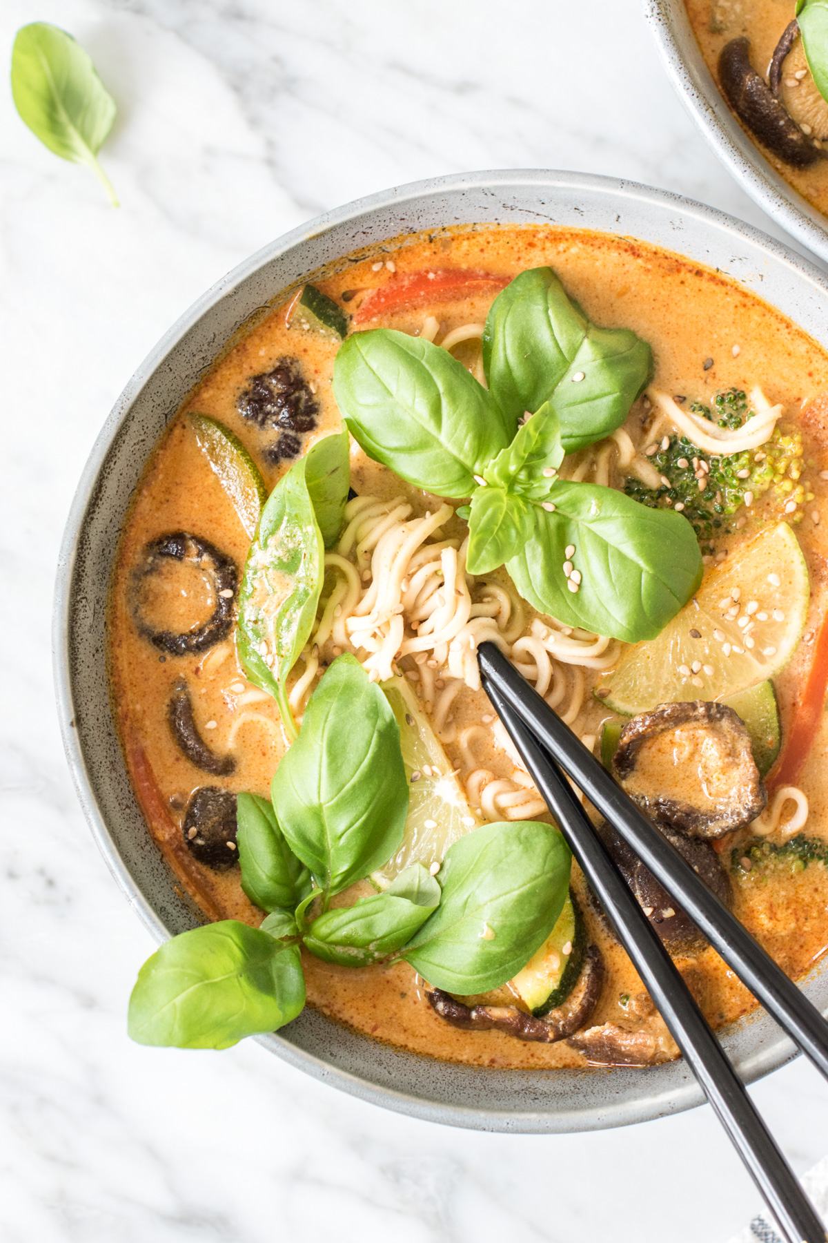 Thai-Erdnuss-Nudelsuppe - rein pflanzlich, vegan, glutenfrei, ohne raffinierten Zucker - inzone.biz