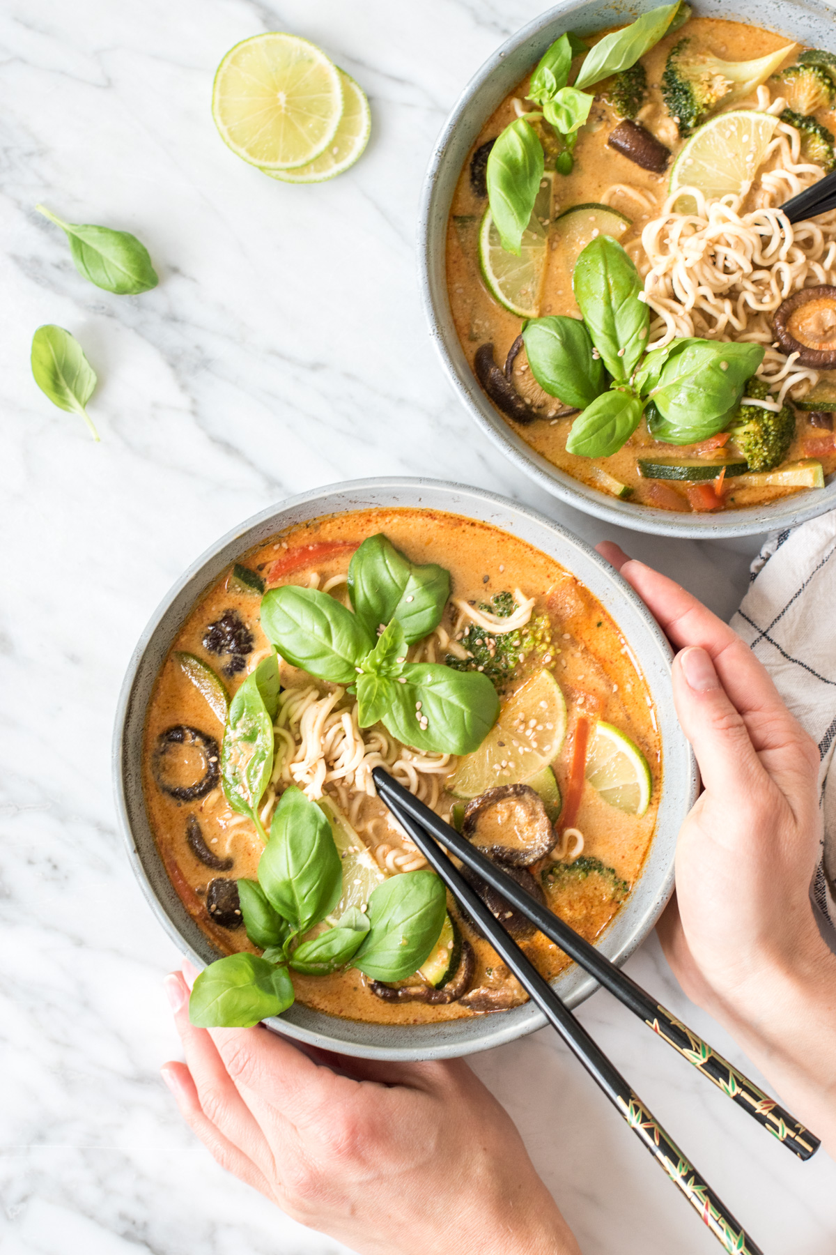 Thai-Erdnuss-Nudelsuppe - rein pflanzlich, vegan, glutenfrei, ohne raffinierten Zucker - inzone.biz