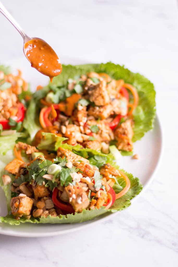 Thai Salat Wraps mit Tofu und Erdnuss-Chili-Sauce - - vegetarisch, rein pflanzlich, vegan, ohne raffinierten Zucker, glutenfrei - inzone.biz