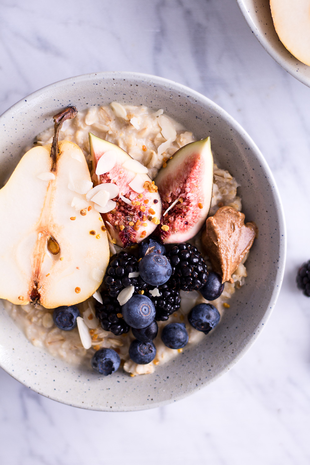 Warmes Birnen-Porridge mit Haselnussmilch - rein pflanzlich, vegan, glutenfrei, ohne raffinierten Zucker - inzone.biz