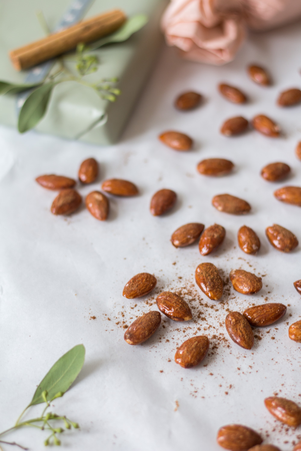 Weihnachtliche & gesündere gebrannte (karamellisierte) Mandeln - rein pflanzlich, vegan, glutenfrei, ohne raffinierten Zucker - inzone.biz