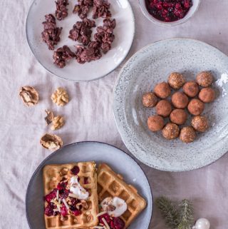 3 gesunde Ideen fürs Adventskaffeetrinken - Chai-Waffeln, weihnachtliche Energy-Balls & Choco-Crossies - rein pflanzlich, vegan, glutenfrei, ohne raffinierten Zucker - inzone.biz