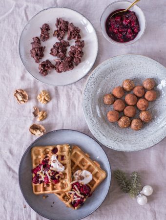3 gesunde Ideen fürs Adventskaffeetrinken - Chai-Waffeln, weihnachtliche Energy-Balls & Choco-Crossies - rein pflanzlich, vegan, glutenfrei, ohne raffinierten Zucker - inzone.biz