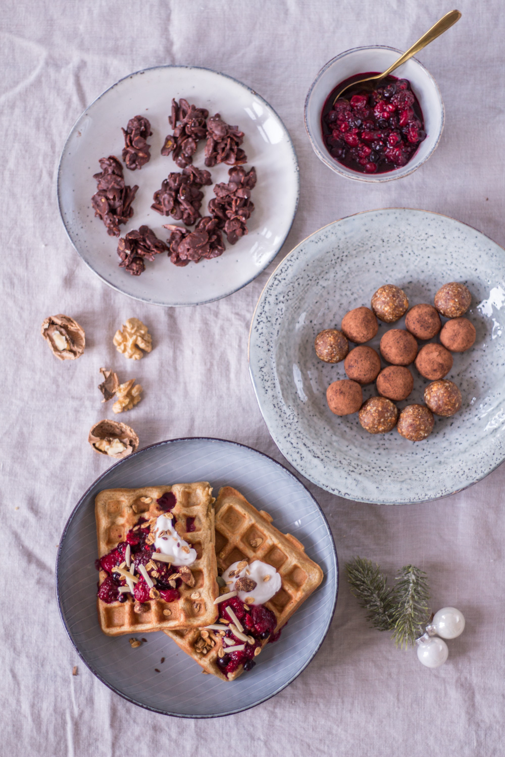 3 gesunde Ideen fürs Adventskaffeetrinken - Chai-Waffeln, weihnachtliche Energy-Balls & Choco-Crossies - rein pflanzlich, vegan, glutenfrei, ohne raffinierten Zucker - inzone.biz