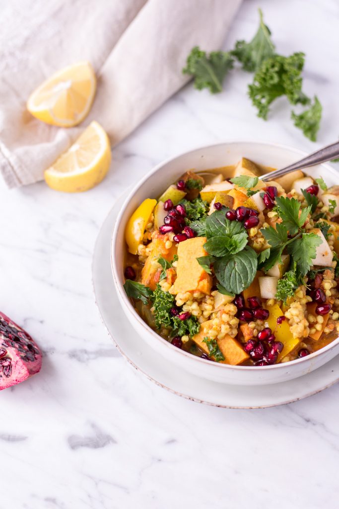Winterlicher Wohlfühleintopf mit Süßkartoffeln, Grünkohl & Buchweizen - rein pflanzlich, vegan, gesund, glutenfrei, ohne raffinierten Zucker - inzone.biz
