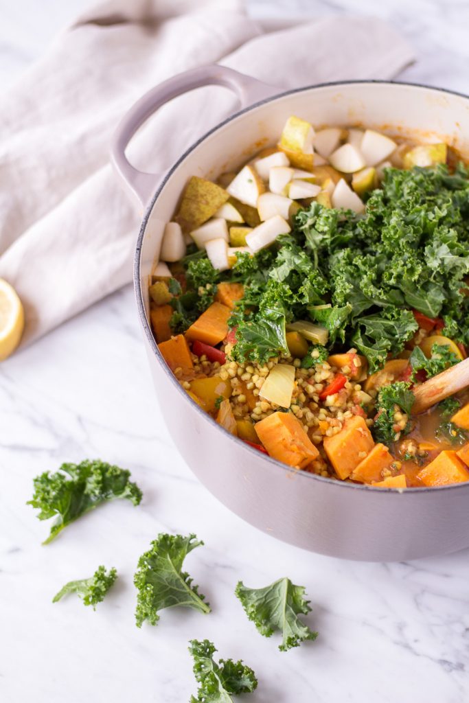 Winterlicher Wohlfühleintopf mit Süßkartoffeln, Grünkohl & Buchweizen - rein pflanzlich, vegan, gesund, glutenfrei, ohne raffinierten Zucker - inzone.biz