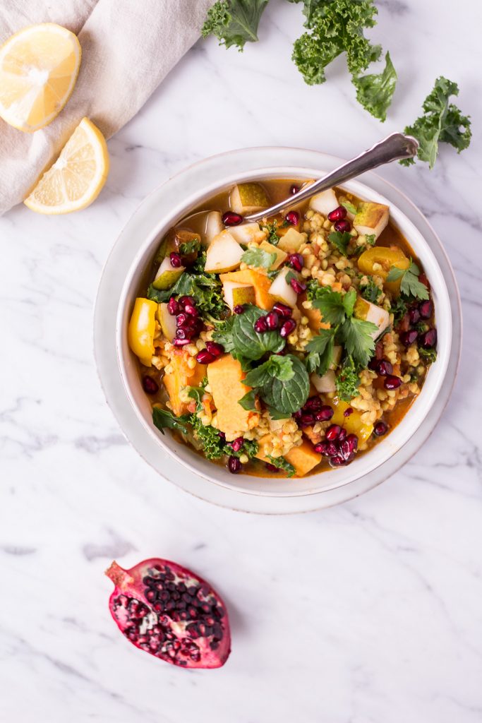 Winterlicher Wohlfühleintopf mit Süßkartoffeln, Grünkohl & Buchweizen - rein pflanzlich, vegan, gesund, glutenfrei, ohne raffinierten Zucker - inzone.biz