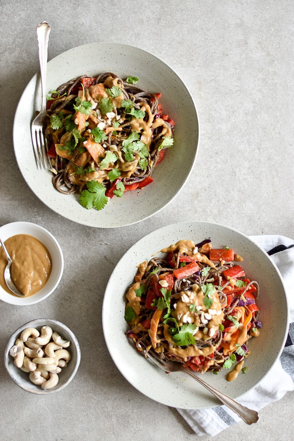 Würzige Miso-Buchweizen-Spaghetti - rein pflanzlich, vegan, glutenfreie Option, ohne raffinierten Zucker - inzone.biz
